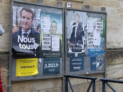 H Γαλλία ψηφίζει, ο Μακρόν μάλλον κερδίζει