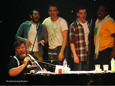 Χαμός στην παράσταση του Στάματη Κραουνά...