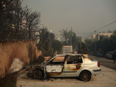 Φωτιά στον Κουβαρά Αττικής: Πύρινη κόλασ...
