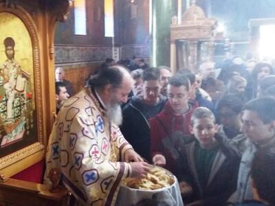 Επίσκοπος Κερνίτσης σε μαθητές: Κλείστε ...