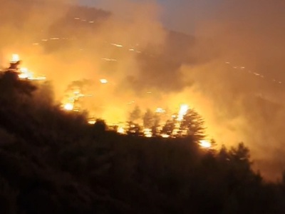 Φωτιά στη Ρόδο: Εκκενώνεται το χωριό Λάερμα 