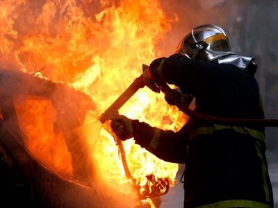 Πάτρα: Φωτιά σε σταθμευμένο ΙΧ τα ξημερώματα