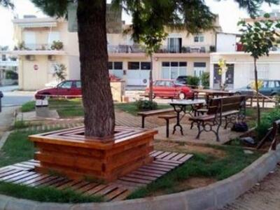 Μια πλατεία... στολίδι στα Ζαρουχλέικα τ...