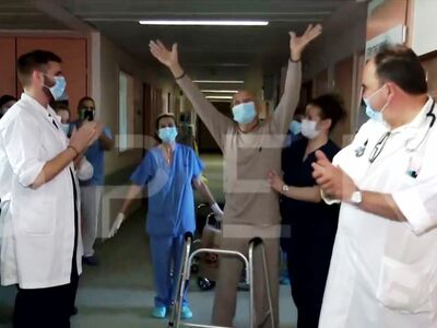 Δάκρυα και χειροκροτήματα για το 85χρονο...