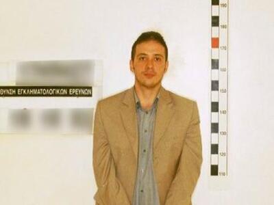 Ιδού οι ληστές του Διστόμου- Ανάμεσά του...