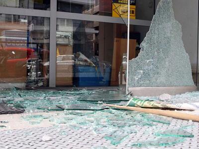 Κουκουλοφόροι τα έκαναν γυαλιά - καρφιά ...