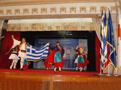 Χόρεψαν και τραγούδησαν για τους γέροντε...