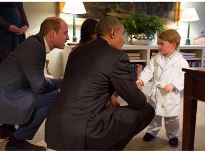 O μικρός πρίγκηπας Γεώργιος με τη ρόμπα ...