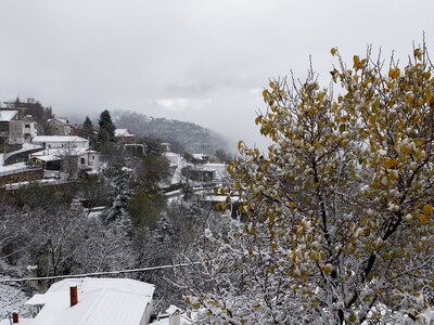 Μια χώρα, δυο κόσμοι! Χιόνια στα βόρεια,...