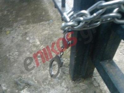ΦΩΤΟ - Έκλεισαν την πόρτα της ΕΡΤ με χειροπέδες!