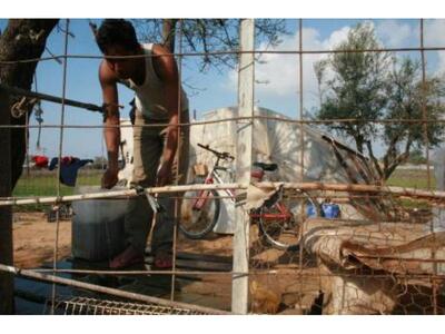 Εντολή Παπουτσή για ελέγχους στα παραπήγ...