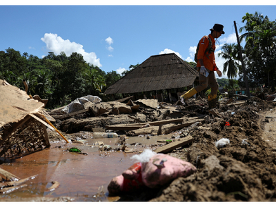 Σχεδόν 800 νεκροί από την τροπική καταιγ...