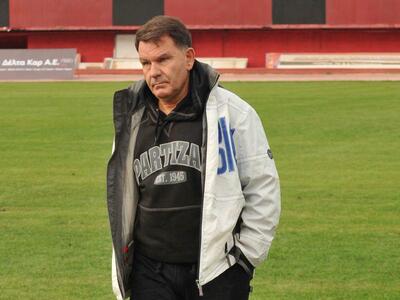 Ο Κούγιας παραδίδει τα δελτία των ποδοσφ...