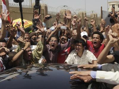 Αίγυπτος: Στην πλατεία Ταχρίρ παραμένουν...