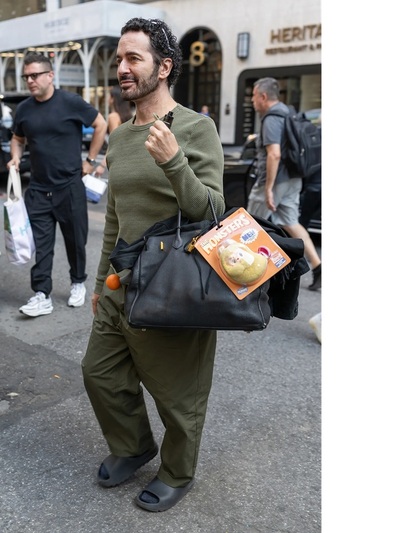 Ο σχεδιαστής φόρεσε και το κουτί απασχολ...