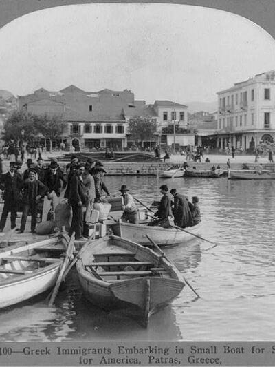 Έλληνες επιβιβάζονται σε βάρκες για να μ...