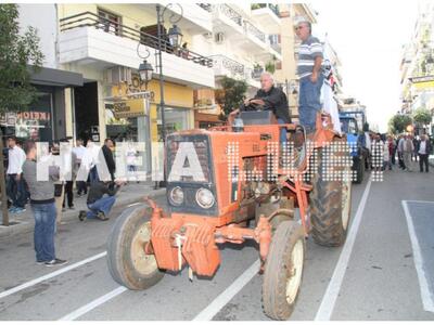 Πύργος: Οι αγρότες έκαναν παρέλαση με τα τρακτέρ