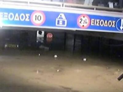 Θρίλερ σε πάρκινγκ supermarket ΑΒ στο Ίλ...