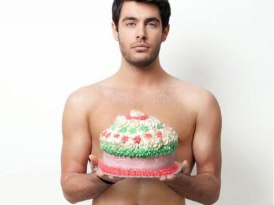 Γυμνός με μία τούρτα ο σέξι Κώστας Μαρτάκης