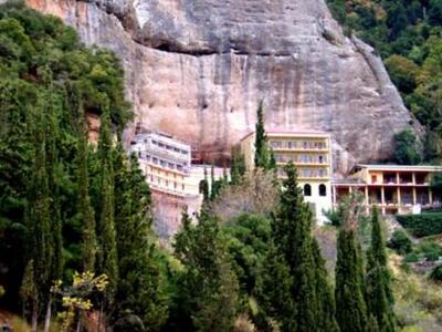 Καλάβρυτα: Στο Μέγα Σπήλαιο ο Αρχιεπίσκο...