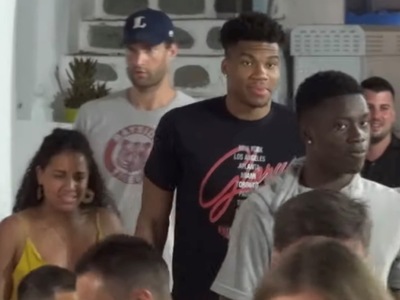 Με την κοπέλα του στη Μύκονο ο Αντετοκού...