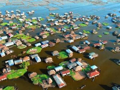 Δείτε ένα χωριό χτισμένο πάνω σε λίμνη!