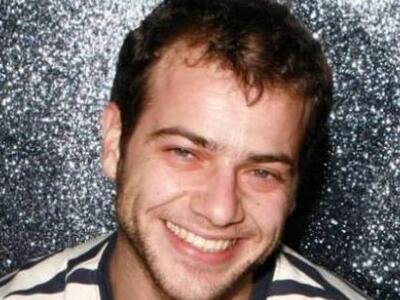 Καυτά φιλιά και αγκαλιές για τον Ορέστη ...