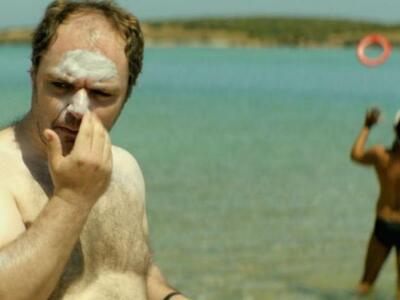  Η νέα ελληνική ταινία «Suntan» κάνει τη...