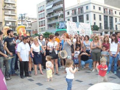 Πάτρα: Συνθήματα υπό τους ήχους κρουστών