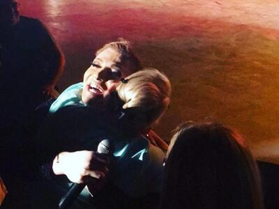 Ο Πατρινός Τάκης Ζαχαράτος αγκαλιάζει τη...