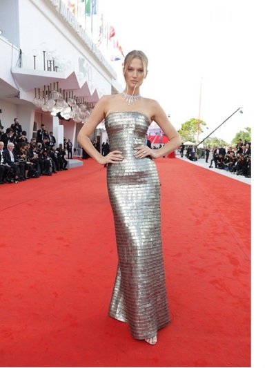 Τόνι Γκαρν με Alberta Ferretti 