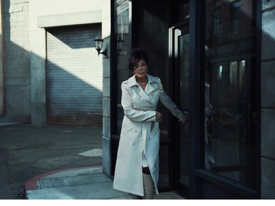 Με καμπαρντίνα Elisabetta Franchi και κο...