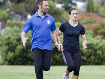 Αιγιώτης γυμναστής συνοδός τυφλής ελληνί...