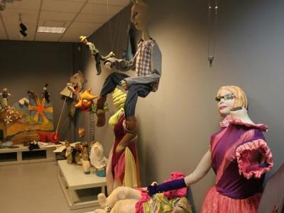 «ΚουκλοπαίΖΟΥΜΕ;» Έκθεση τoυ Εικαστικού ...