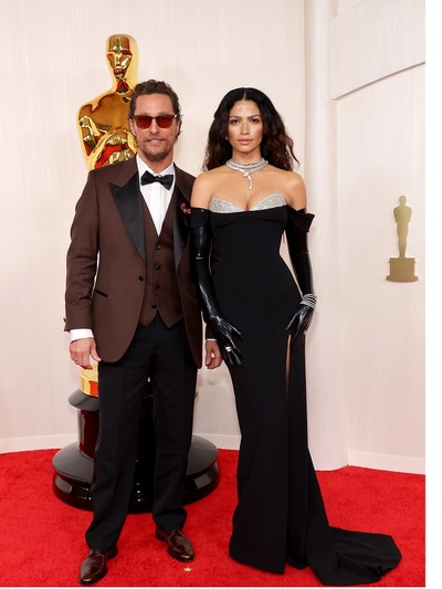 Μάθιου Μακόναχι και Καμίλα Αλβες με Versace