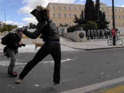 Επίθεση στο αυτοκίνητο του Πάγκαλου έξω ...