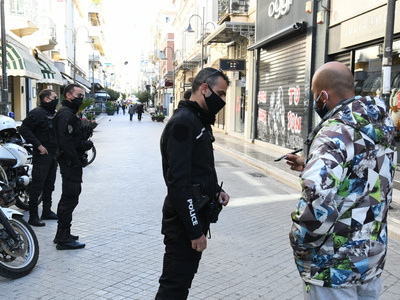 lockdown με φόντο τα Χριστούγεννα στην Πάτρα