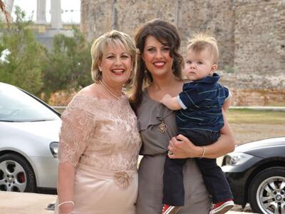 Ο μικρός Χρήστος με τη μητέρα του και τη...