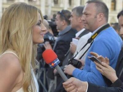 ΔΕΙΤΕ ΦΩΤΟ από το κόκκινο χαλί της Eurov...