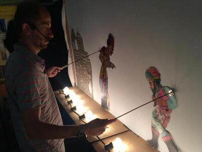 Ο καραγκιοζοπαίχτης πριν την παράσταση σ...