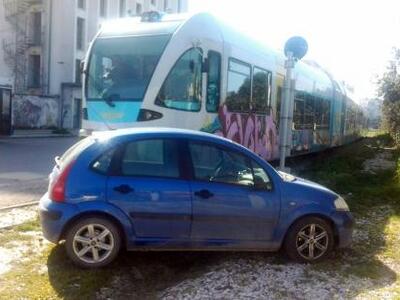 Πάτρα: Οδηγός πάρκαρε σχεδόν πάνω στις γ...