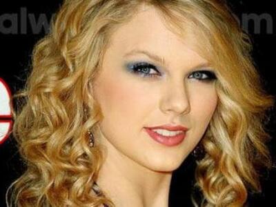 Η Taylor Swift στον ρόλο της Joni Mitchell