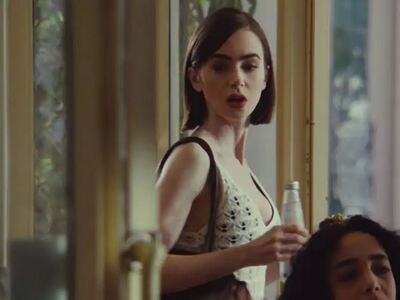 Λίλι Κόλινς: Κυκλοφόρησε το διαφημιστικό...