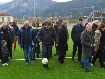 Παραδόθηκε το νέο ποδοσφαιρικό γήπεδο Πε...