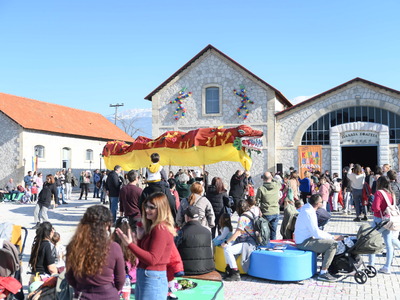 ΔΕΙΤΕ ΠΟΛΛΕΣ ΦΩΤΟ: Βούλιαξαν από κόσμο τα Παλαιά Σφαγεία στην 1η Καρναβαλούπολη με θέμα τη Μαριονέτα