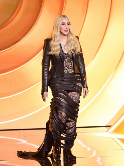 Η Cher με nud lace outfit