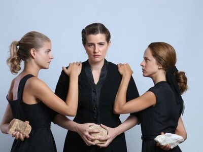 Άγριες Μέλισσες: Οι τρεις αδελφές καταρρ...