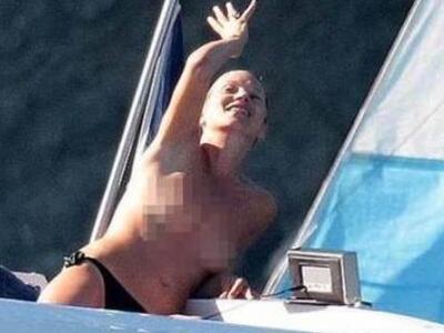 H Kate Moss κάνει μπάνιο topless και ανε...