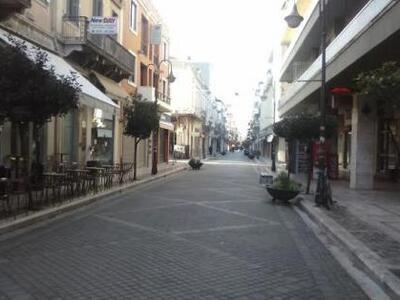 Πάτρα: Ερημιά το πρωί στο κέντρο - Κλεισ...