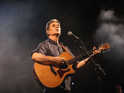 Ο τραγουδοποιός και ερμηνευτής Σωκράτης ...